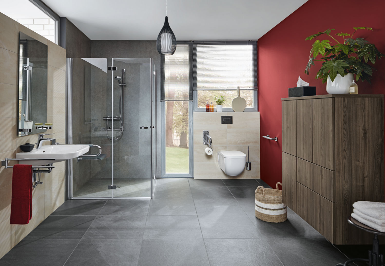 Barrierefreies Bad mit bodenebener Dusche und unterfahrbarem Waschtisch
